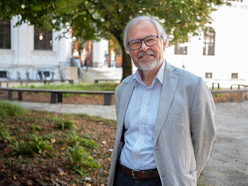 Wolfgang Benedek im Innenhof ©Radlinger/Uni Graz