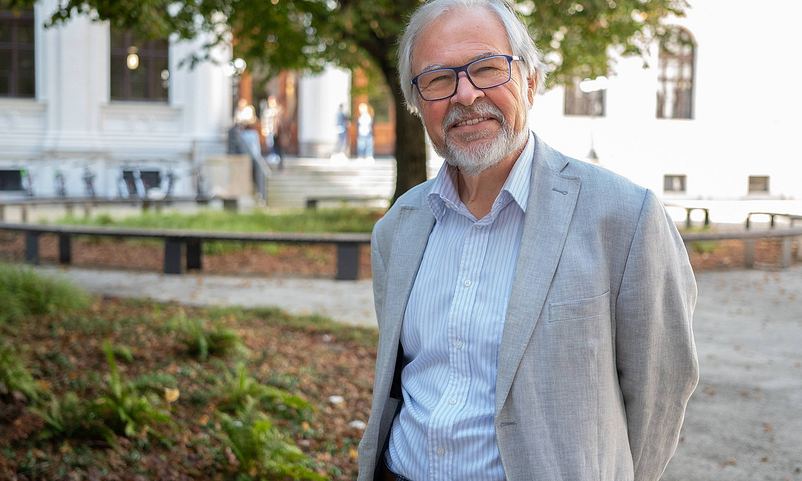 Wolfgang Benedek im Innenhof