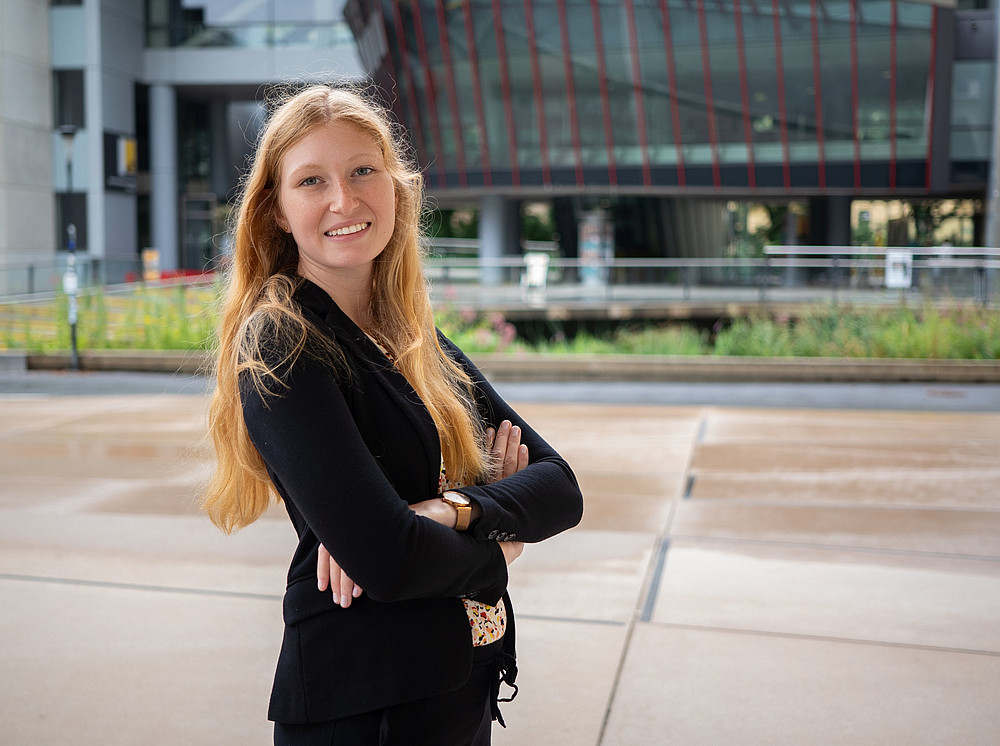 Christina Diesenreither steht vor dem Resowi-Gebäude ©Uni Graz/Radlinger