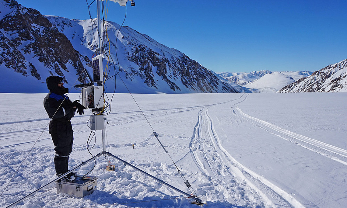 Live-Beobachtung am Freya-Gletscher in Grönland: Das neu installierte Messsystem umfasst neben dem automatischen Kamerasystem auch Akkus, Solarpaneele und Windturbine. Foto: ZAMG/Hynek