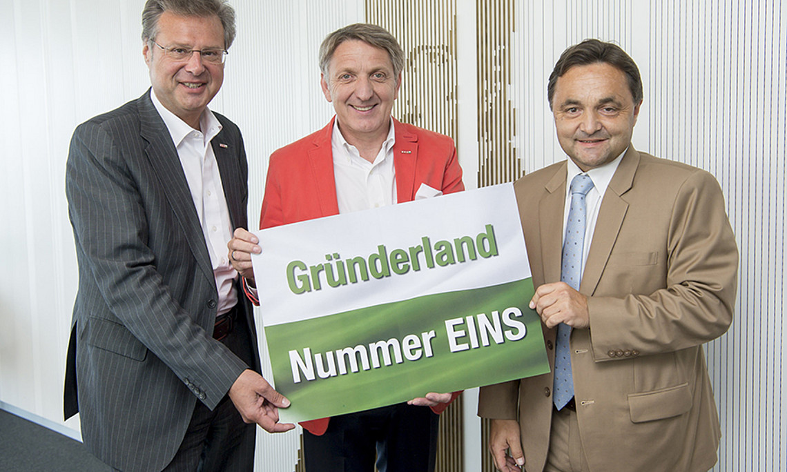 WKO Steiermark-Präsident Josef Herk, Direktor Karl-Heinz Dernoscheg (l.) und Alfred Gutschelhofer (r.), Leiter des Zentrums für Entrepreneurship und angewandte Betriebswirtschaftslehre an der Uni Graz, wollen akademische Gründungen stärken.
