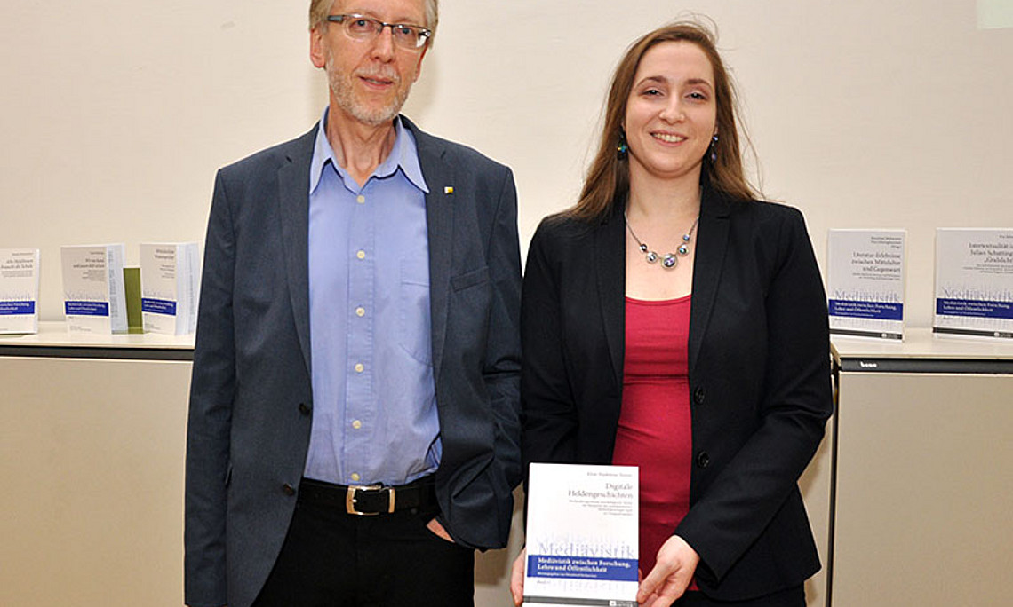 Aline Holzer, Autorin des neu erschienenen Buchs "Digitale Heldengeschichten", und Wernfried Hofmeister, Herausgeber der Reihe "Mediävistik zwischen Forschung, Lehre und Öffentlichkeit". Fotos: Uni Graz/Pichler
