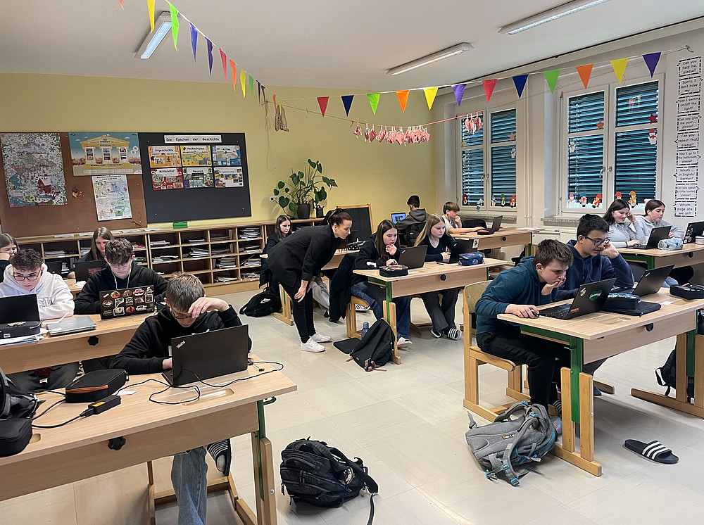 A group of pupils in the classroom_Copyright Project me_HeLI-D 