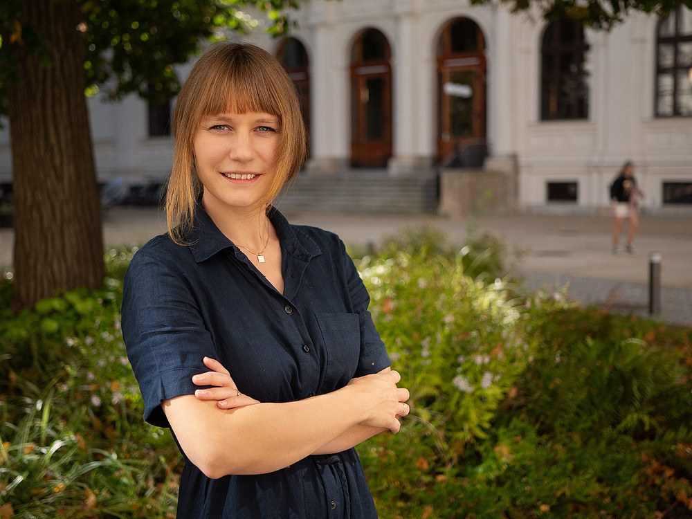 Portrait von Antonia Bruneder im Innenhof der Uni Graz vor einem Baum ©Uni Graz/Radlinger
