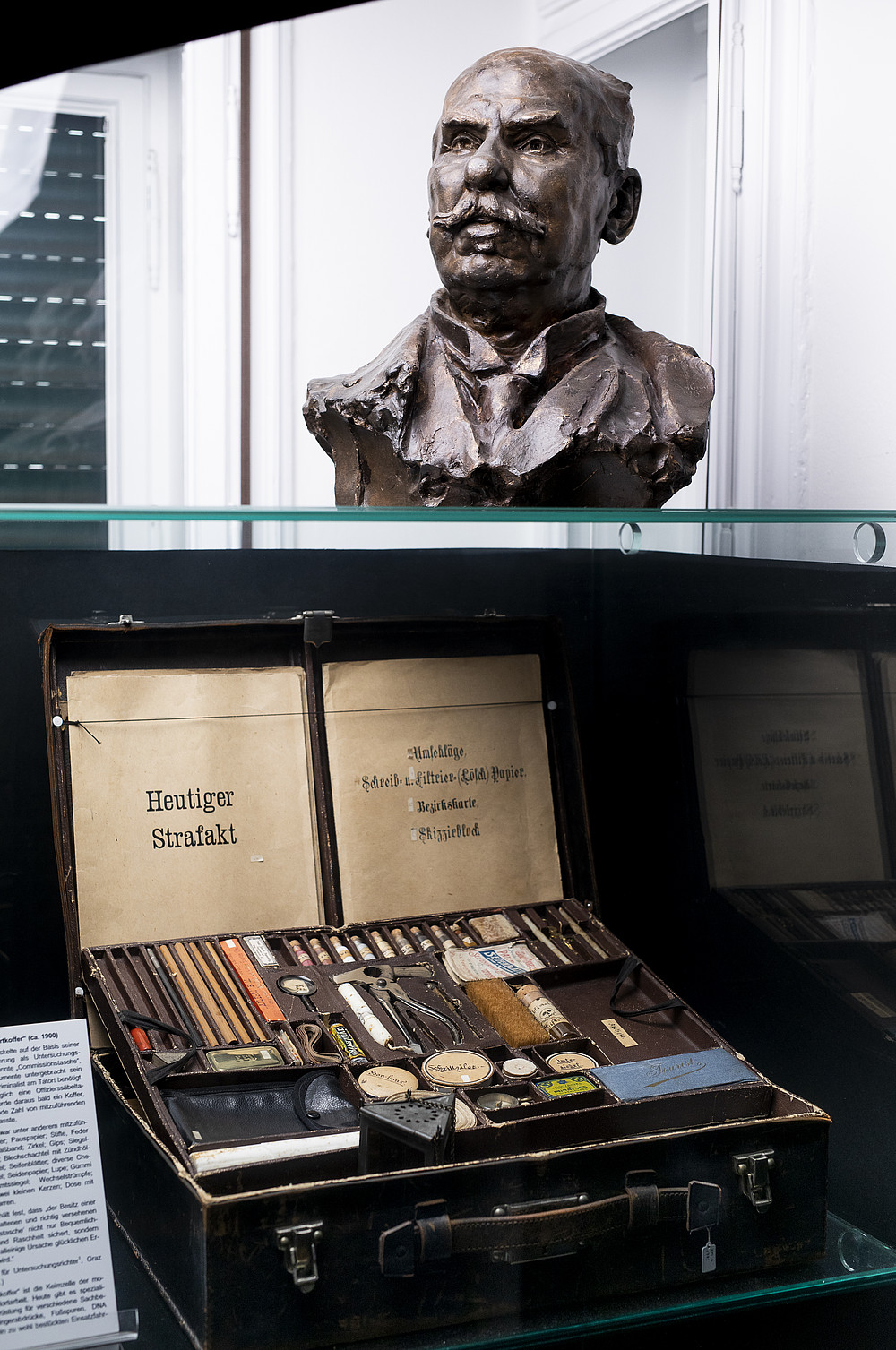 Hans Gross Büste und der Tatortkoffer ©KANIZAJ | 2019