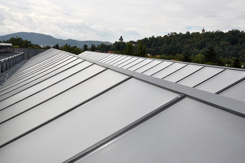 Ein besonders nachhaltiges Highlight des neuen Chemie-Gebäudes ist die Solarthermie am Dach, ....