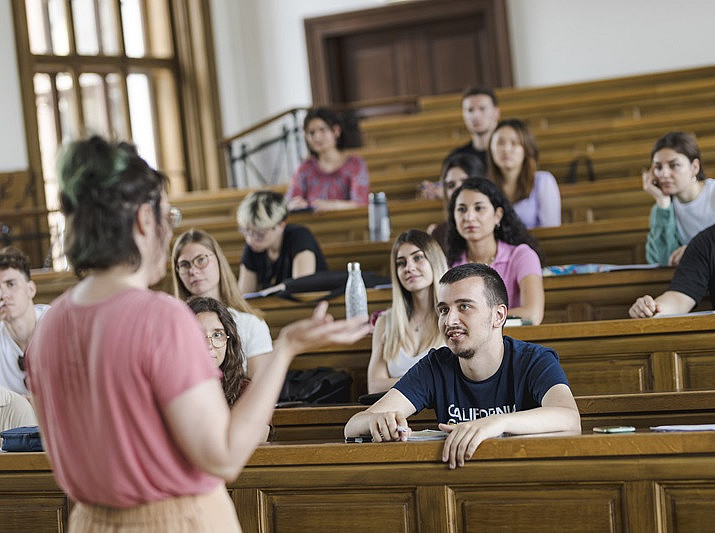 a lecture hall full of seated students and a standing, explaining person ©Uni Graz/Kanizaj