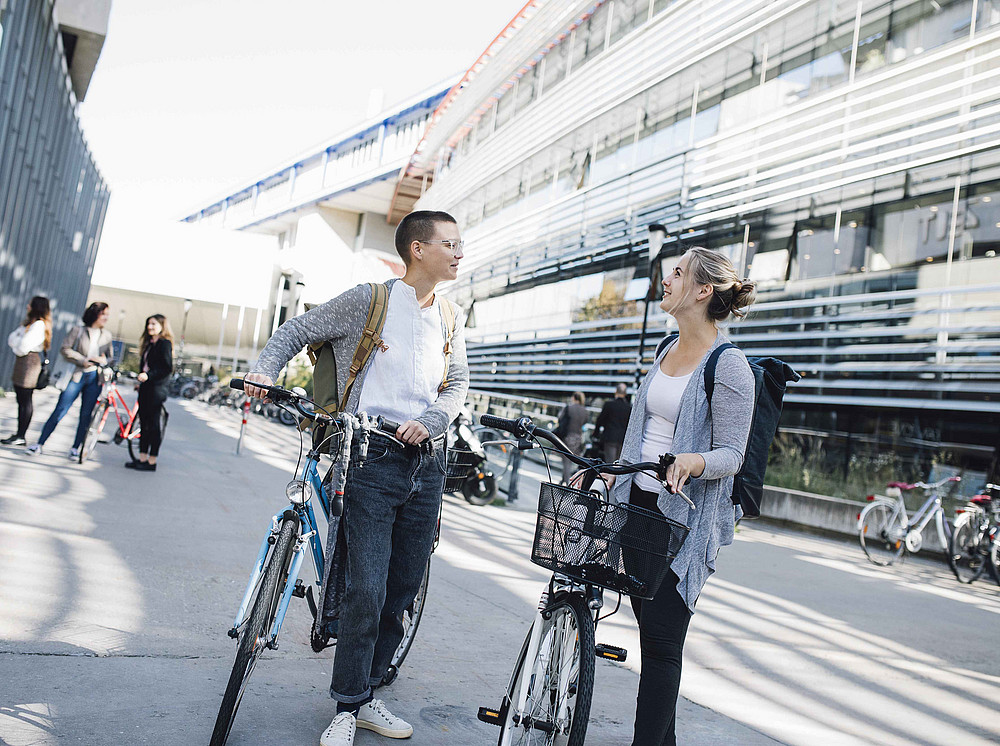 Studierende neben ihren Fahrrädern am Uni Campus ©Uni Graz/Kanizaj