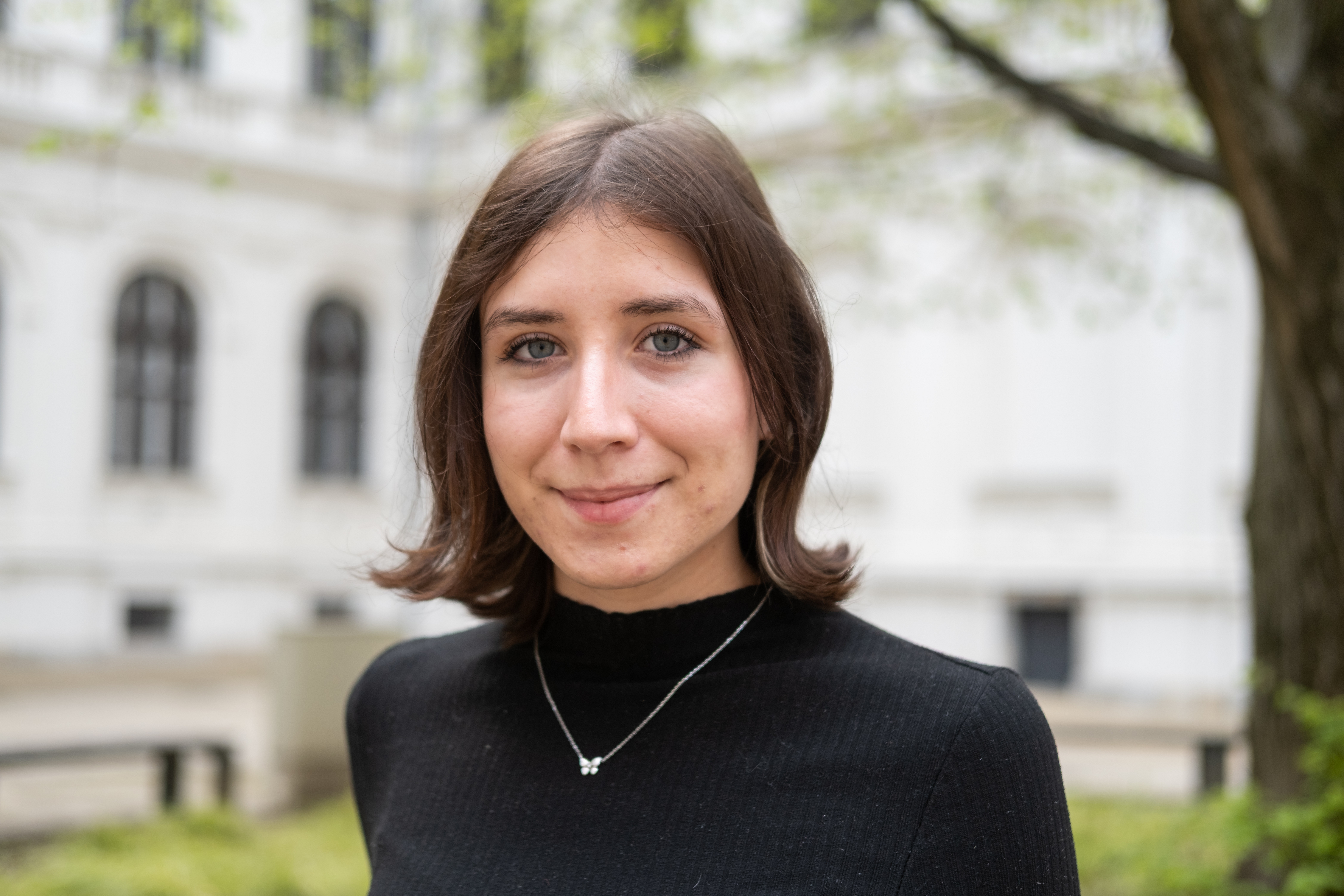 Paula Frewein im Innenhof des Hauptgebäudes Universität Graz