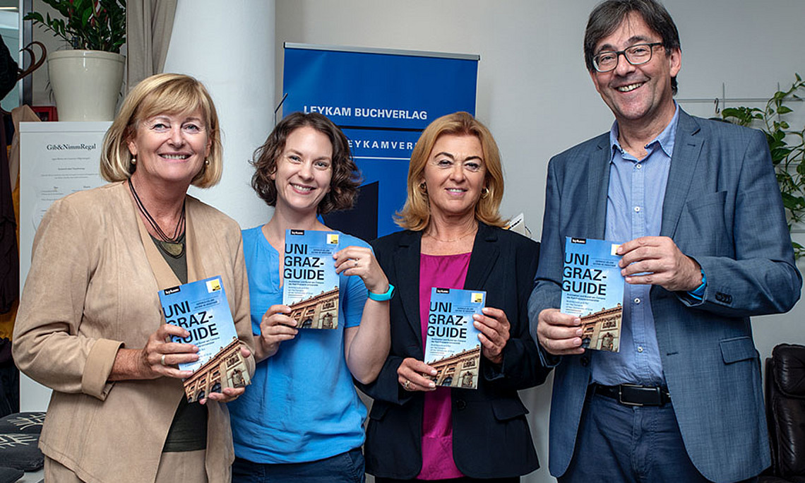 Rektorin Christa Neuper, die Autorinnen Gerhild Leljak und Astrid M. Wentner mit Leykam-Geschäftsführer Wolgang Hölzl (v.r.). Foto: Alexander Leljak. 