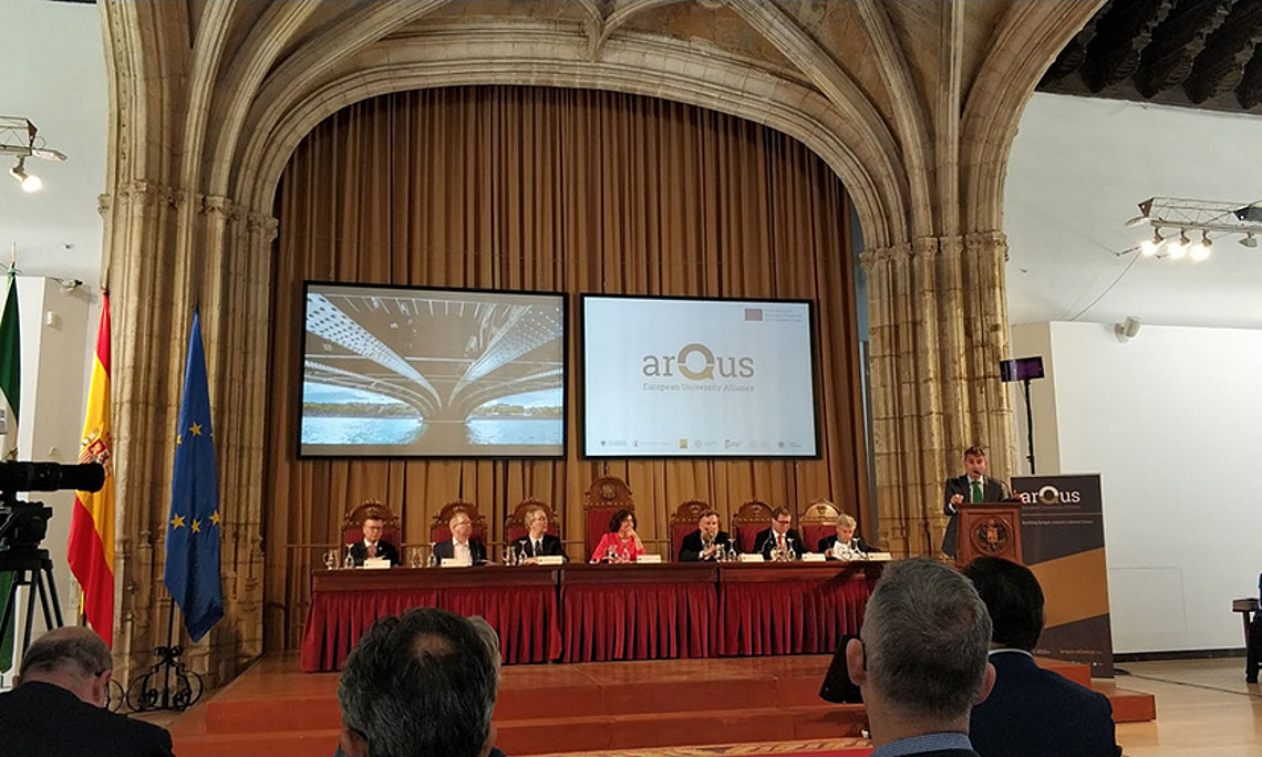 VertreterInnen der sieben Universitäten präsentieren, gemeinsam mit Pablo Martin González vom spanischen Wissenschaftsministerium, die Arqus-Allianz an der Universität Granada der Öffentlichkeit. Alle Fotos: Universität Granada. 