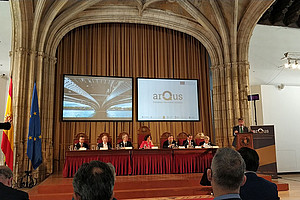 VertreterInnen der sieben Universitäten präsentieren, gemeinsam mit Pablo Martin González vom spanischen Wissenschaftsministerium, die Arqus-Allianz an der Universität Granada der Öffentlichkeit. Alle Fotos: Universität Granada. 