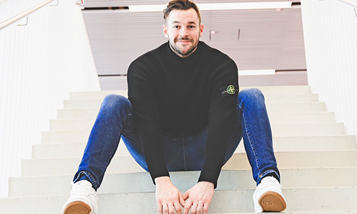 "Manche Leute an der Uni nehmen sich zu wichtig. Diese halbintellektuellen feuchten Träume sind schon ein bisschen nervig." Paul Pizzera schwört auf Bildung und Forschung, nimmt seine Alma mater aber nicht bierernst. Foto: Uni Graz/Tzivanopoulos
