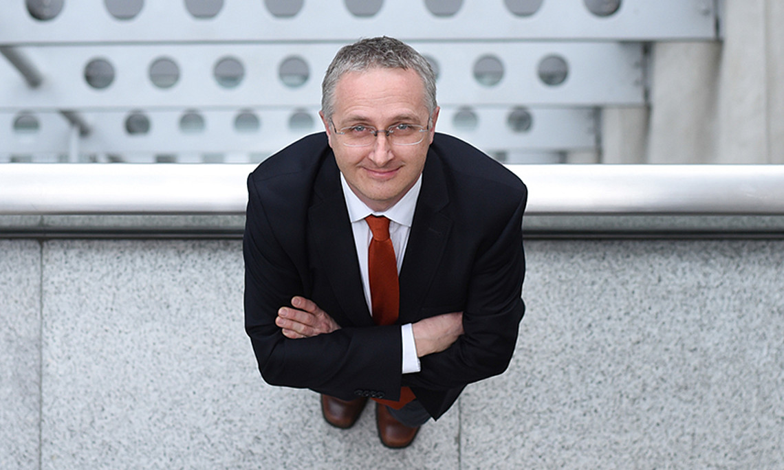 Gerd Oberleitner hat an der Uni Graz den UNESCO-Chair in Human Rights and Human Security inne. Im AirCampus-Interview erzählt er von einem neuen Zentrum, das Menschenrechte in Gemeinden und Regionen stärken soll. Foto: Uni Graz/Tzivanopoulos. 