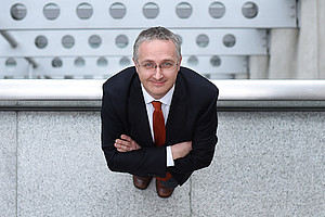 Gerd Oberleitner hat an der Uni Graz den UNESCO-Chair in Human Rights and Human Security inne. Im AirCampus-Interview erzählt er von einem neuen Zentrum, das Menschenrechte in Gemeinden und Regionen stärken soll. Foto: Uni Graz/Tzivanopoulos. 