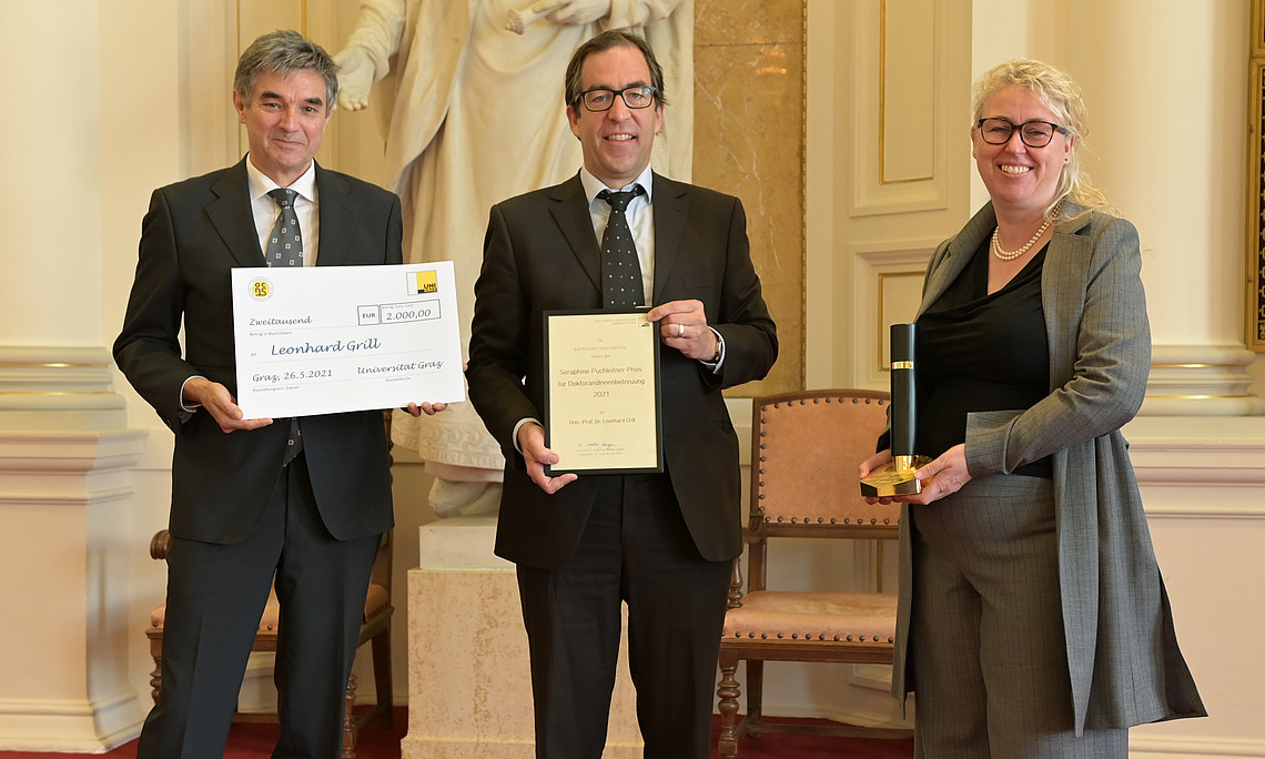 Preisträger Leonhard Grill (Mitte) mit den VizerektorInnen Catherine Walter-Laager und Joachim Reidl. Foto: Uni Graz/Köppel