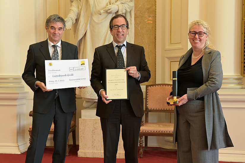 Preisträger Leonhard Grill (Mitte) mit den VizerektorInnen Catherine Walter-Laager und Joachim Reidl. Foto: Uni Graz/Köppel
