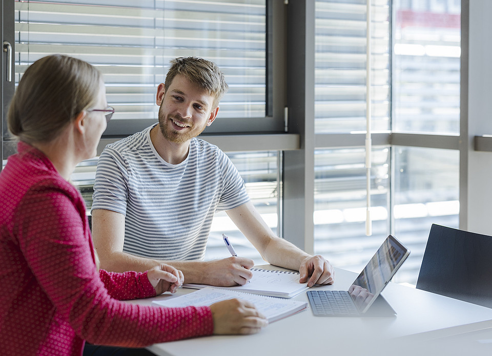 Studierender beim Coaching