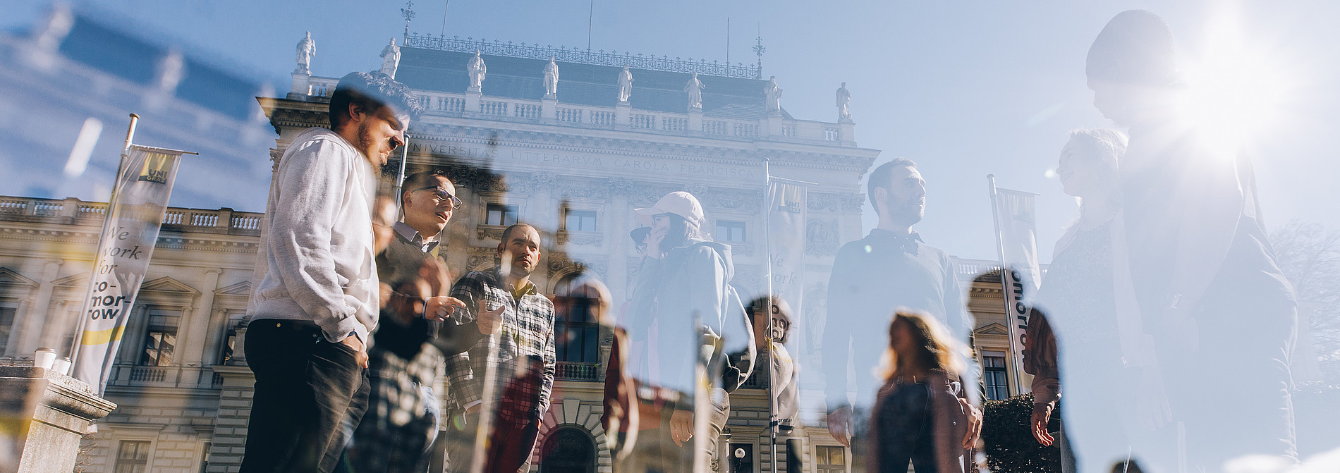 Menschen vor dem Hauptgebäude der Uni Graz ©Uni Graz/Kanizaj