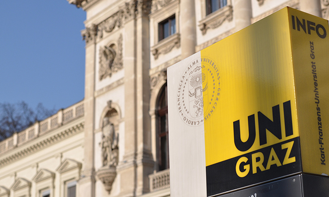 Hauptgebäude der Uni Graz mit Wegweiser. Foto: Uni Graz/cp-pictures