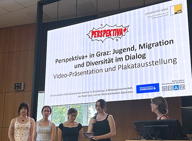 5 Frauen, die auf einer Bühne stehen und zu einem Publikum sprechen ©Uni Graz/Smajic