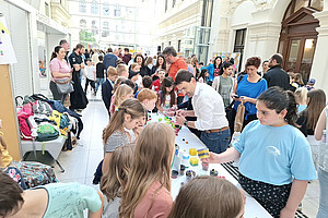 Kinder auf Verkaufsständen in der Uni Graz