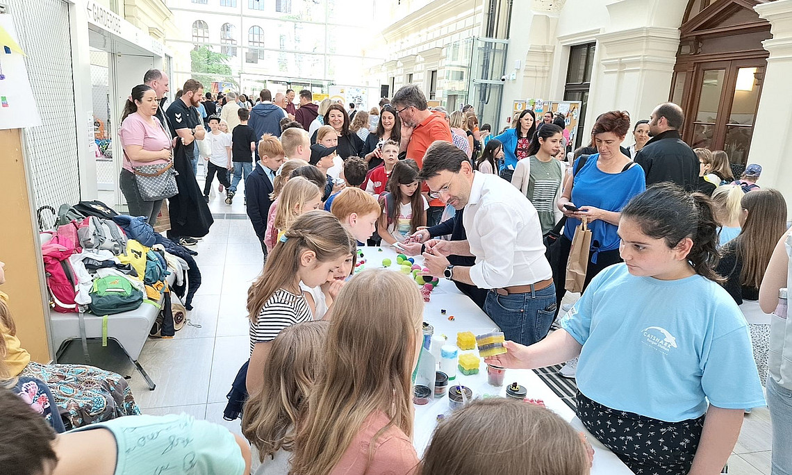 Kinder auf Verkaufsständen in der Uni Graz