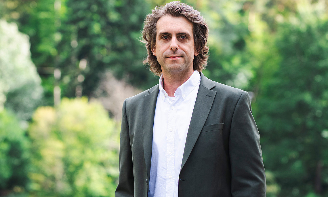 Julian Müller in front of green bushes