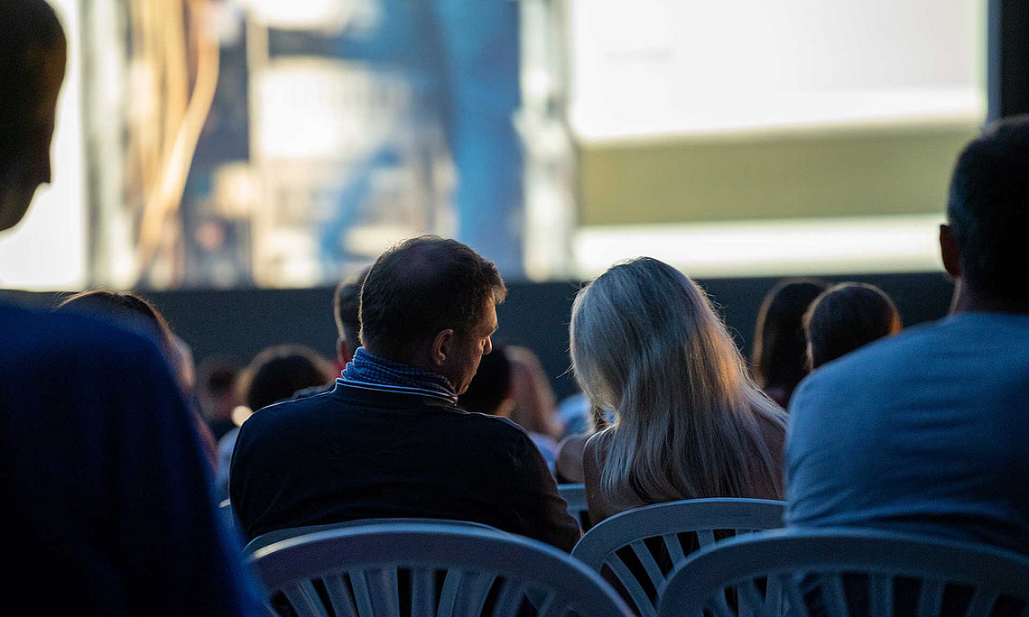 Besucher:innen eines Open-Air-Kinos