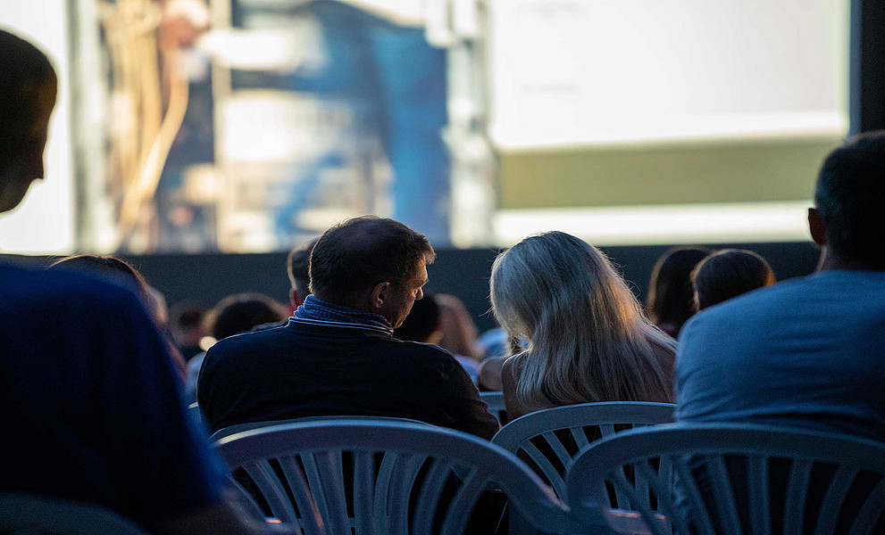 Besucher:innen eines Open-Air-Kinos