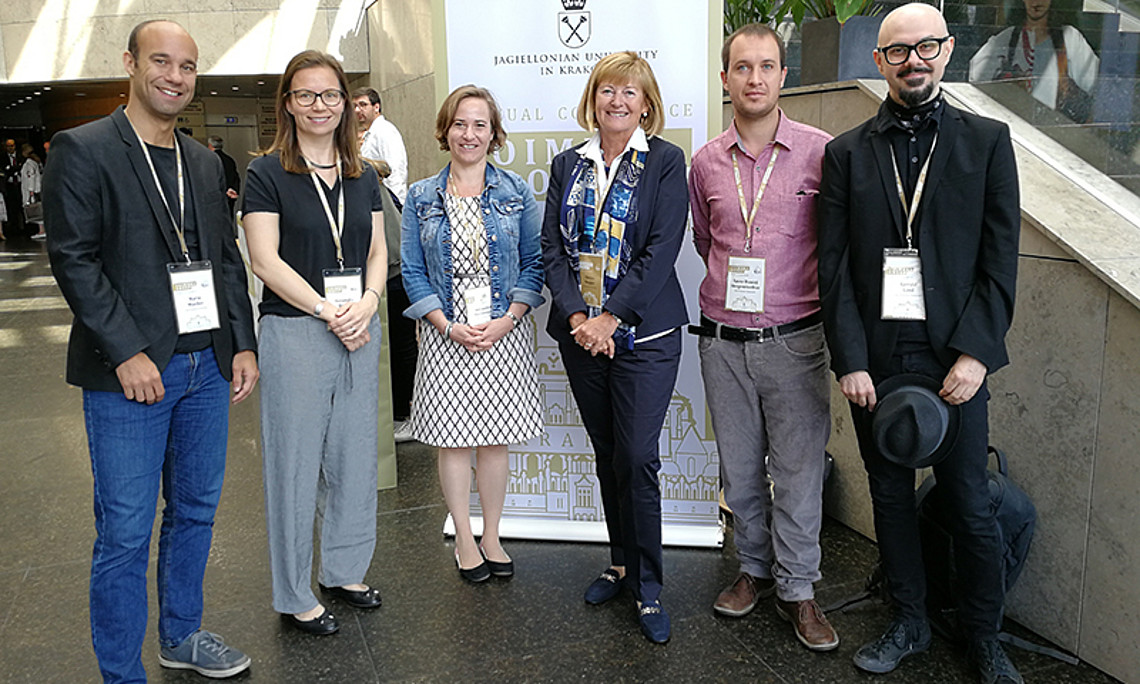 Die Delegation der Universität Graz in Krakau: Mario Müller (FMS), Alexandra Dorfer (LSS), Bernadette Biedermann (Universitätsmuseen), Rektorin Christa Neuper, Xaver Hergenröther (Zentrum für Inter-Amerikanische Studien) und Gerald Lind (LSS). Foto: Alexandra Dorfer