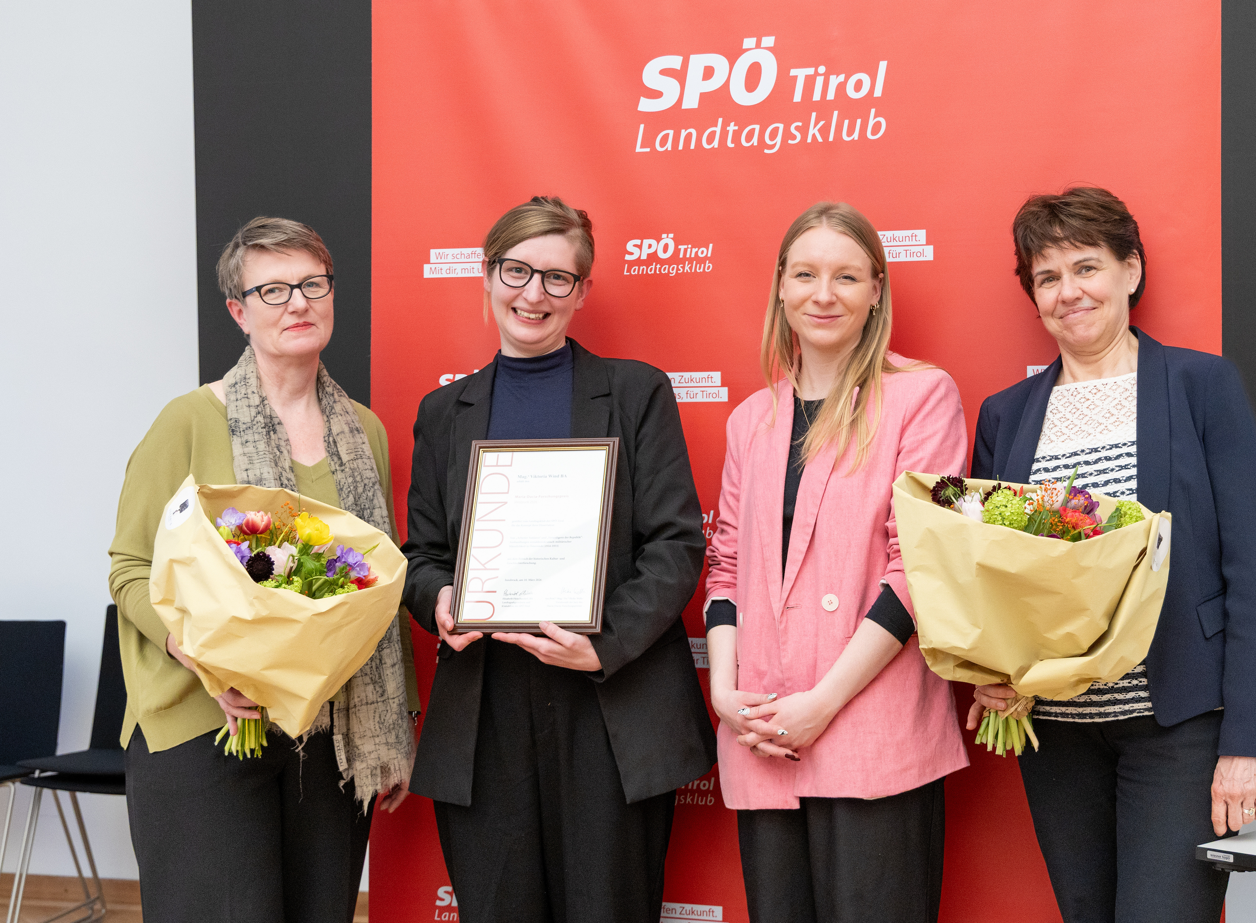 Viktoria Wind mit der Urkunde ©Viktoria Wind