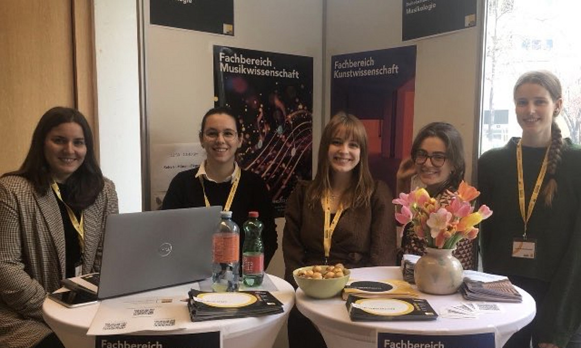 Infostand mit studentischen Mitarbeiterinnen