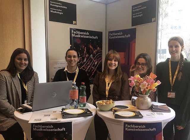 Infostand mit studentischen Mitarbeiterinnen ©U. Fischer