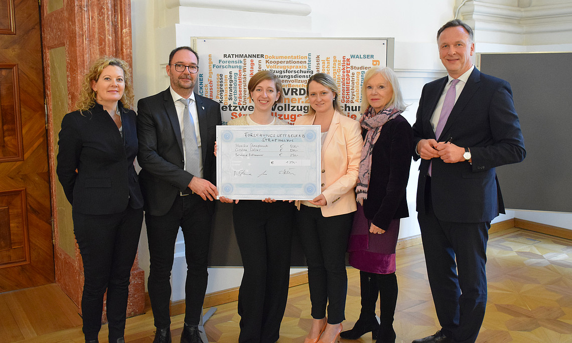 Professorin Verena Murschetz, Volksanwältin Gertrude Brinek und Sektionschef Michael Schwanda gratulierten den Siegern des Forschungswettbewerbs im Rahmen des Tags der Vollzugsforschung. Bernhard Rathmanner, Monika Stempkowski und Caroline Walser durften sich über den mit 1250 Euro dotierten Forschungspreis freuen. 