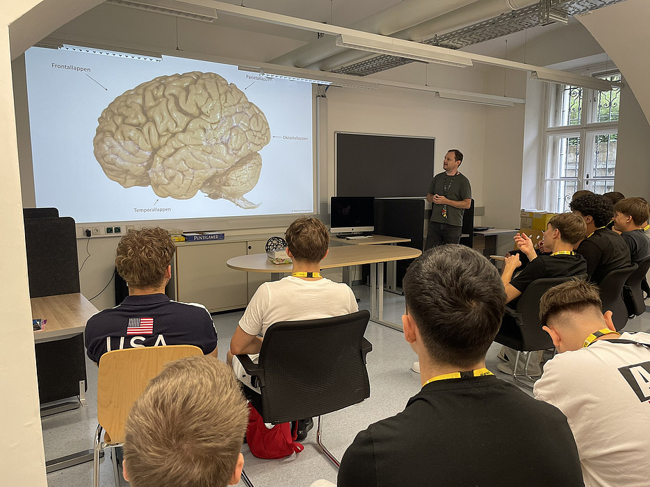Schulklasse bei einem didaktischen Labor zum Thema EEG im Zuge der FUTURE EDUCATION DiLabs 2026 ©Barbara Kluger