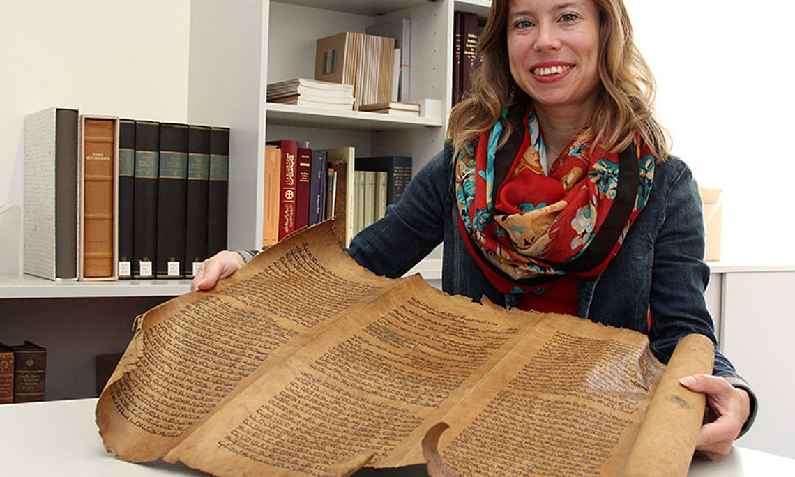 Edith Petschnigg mit einer Rolle der Hebräischen Bibel. Foto: Tzivanopoulos