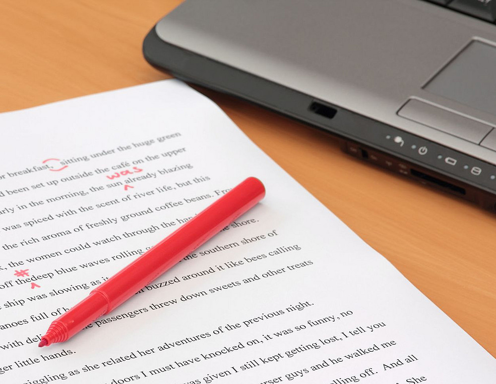 Englischer Text vor einem Laptop und einem roten Stift ©Sue Harper