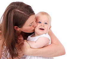 Junge Frau herzt Baby. Foto: pixabay