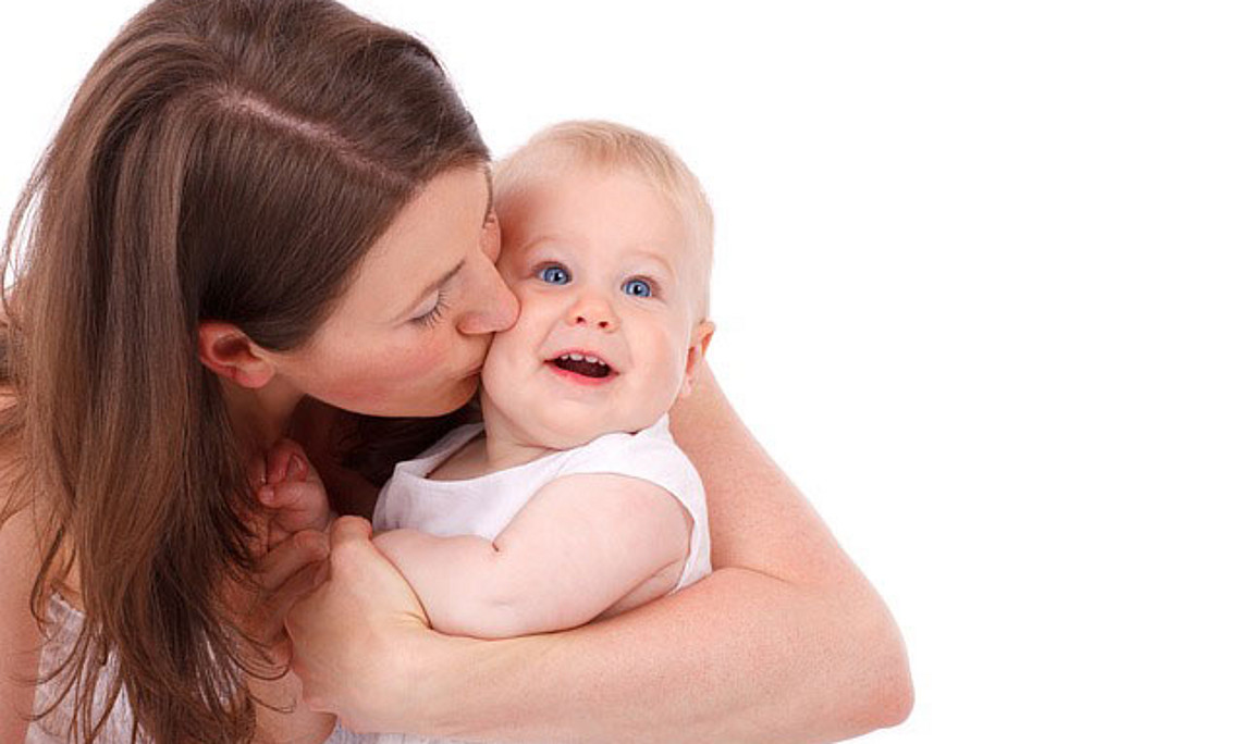 Junge Frau herzt Baby. Foto: pixabay