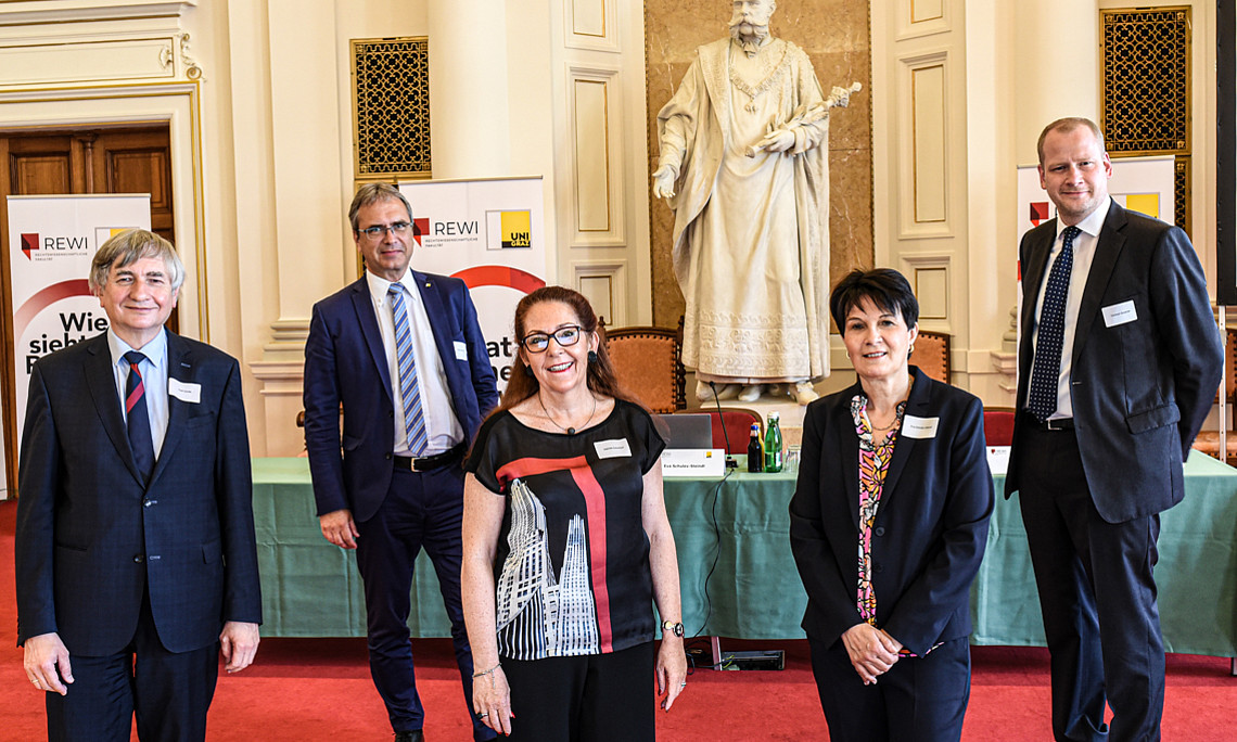 Dekan Christoph Bezemek (rechts), Studiendekanin Gabriele Schmölzer (3. von links) und Vizedekanin Eva Schulev-Steindl eröffneten gemeinsam mit Vizerektor Peter Riedler (2. von links) den REWI-Fakultätstag. Josef Smolle (links) vertrat den steirischen Landeshauptmann. Fotos: Uni Graz/Tzivanopoulos