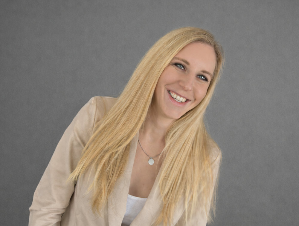 Frau lacht schief in die Kamera 