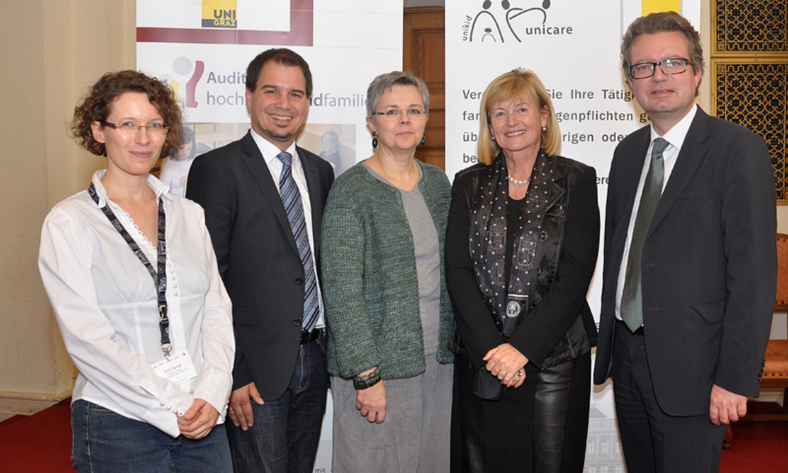 unikid &amp unicare-Leiterin Julia Spiegl, Landesrat Michael Schickhofer, Vizerektorin Renate Dworczak, Rektorin Christa Neuper und Landesrat Christopher Drexler (v.l.) eröffneten die 10-Jahres-Feier.