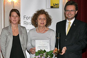 Renate Hansen-Kokoruš erhielt den Seraphine-Puchleitner-Preis 2014 für DoktorandInnen-Betreuung. Vizerektor Martin Polaschek und Stefanie Schwarzl (ÖH Doktorat Theologie) überreichten die Auszeichnung.