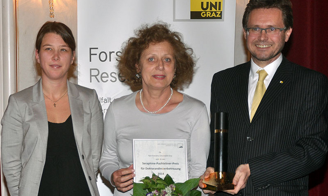 Renate Hansen-Kokoruš erhielt den Seraphine-Puchleitner-Preis 2014 für DoktorandInnen-Betreuung. Vizerektor Martin Polaschek und Stefanie Schwarzl (ÖH Doktorat Theologie) überreichten die Auszeichnung.