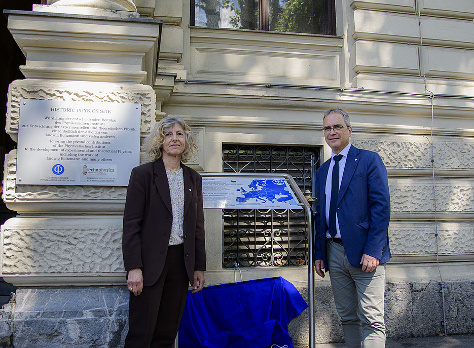 Zwei Personen stehen vor einem Gebäude ©Uni Graz/Tzivanopoulos