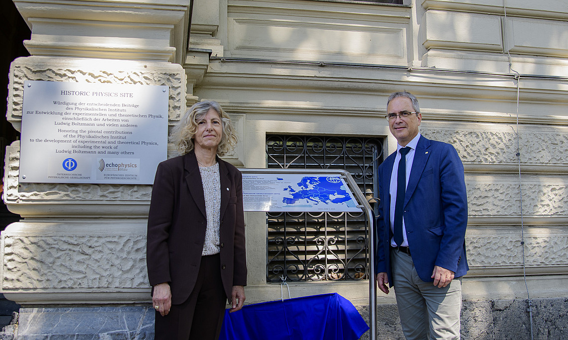 Zwei Personen vor einem Gebäude