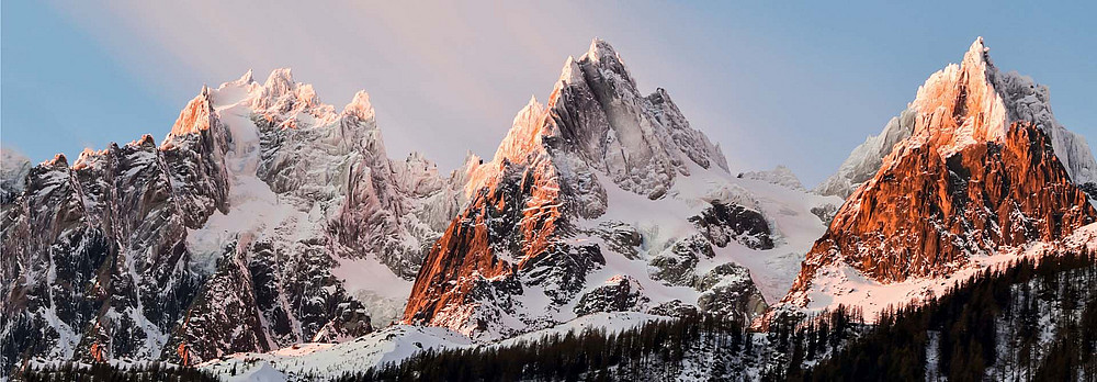 a snow-covered mountain range is illuminated by sunlight ©Bild wurde von Sprecher:in des Konsortiums zur Verfügung gestellt. 