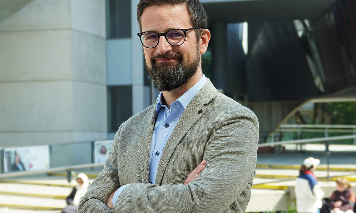 Gregor Christandl in front of the RESOWI Centre at the University of Graz