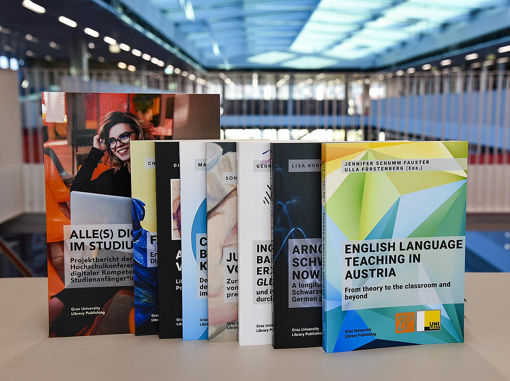 Eine Auswahl an bisher erschienenen Büchern der Publikationsservices. ©Uni Graz/Schwarz